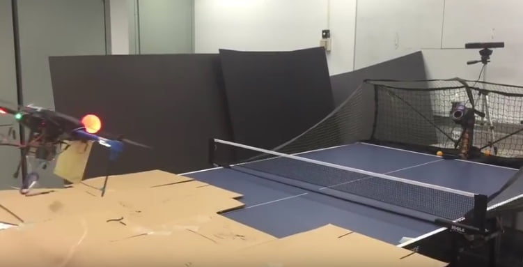 Drohne spielt Ping Pong
