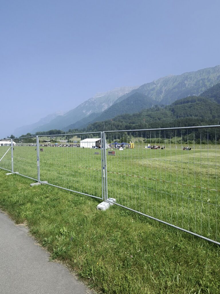 Schon von weitem Sichtbar, die Campingplätze des Greenfield Festivals