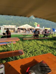 Auf der Hauptstraße findet man alles was das Herz begehrt
