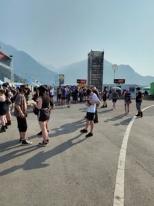 Ausgelassene Stimmung bei den Besuchern die heiss wie Frittenfett sind