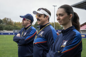 Key Art Staffel 4 von Ted Lasso, mit Brendan Hunt, Jason Sudeikis und Tanya Reynolds (von links nach rechts)