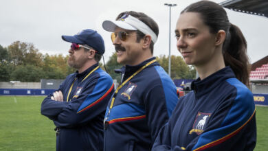 Key Art Staffel 4 von Ted Lasso, mit Brendan Hunt, Jason Sudeikis und Tanya Reynolds (von links nach rechts)