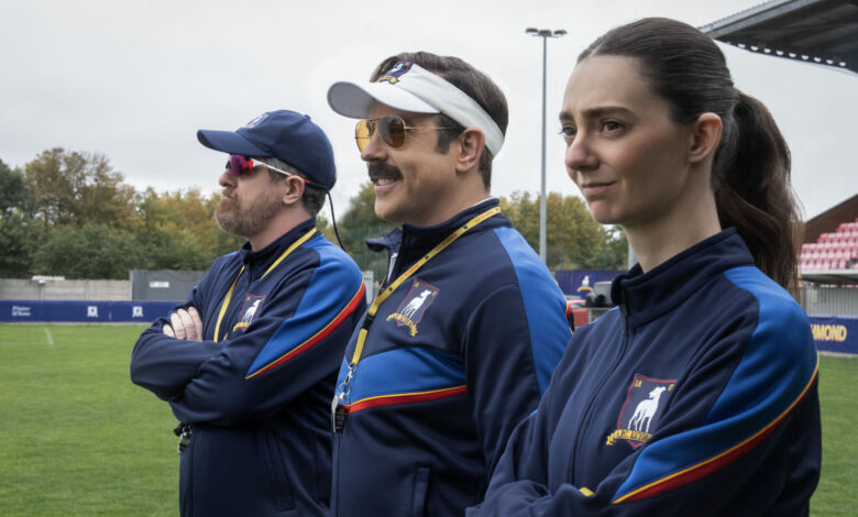 Key Art Staffel 4 von Ted Lasso, mit Brendan Hunt, Jason Sudeikis und Tanya Reynolds (von links nach rechts)