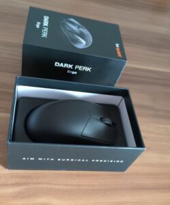be quiet Dark Perk Ergo Maus in seitlicher Sicht mit Verpackung