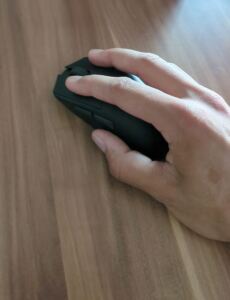 be quiet! Dark Perk Ergo Maus umgriffen im Fingerspitzen-Griff aus schräger Ansicht