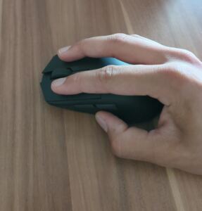 be quiet! Dark Perk Ergo Maus umgriffen im Fingerspitzen-Griff von der Seite betrachtet