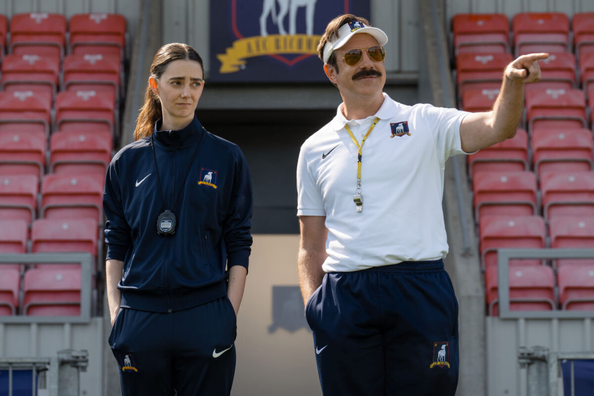 Tanya Reynolds und Jason Sudeikis als Ted Lasso