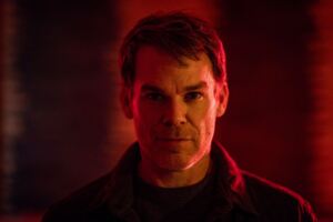 Michael C. Hall als Dexter Morgan in einer roten Kulisse für Dexter Resurrection Staffel 1
