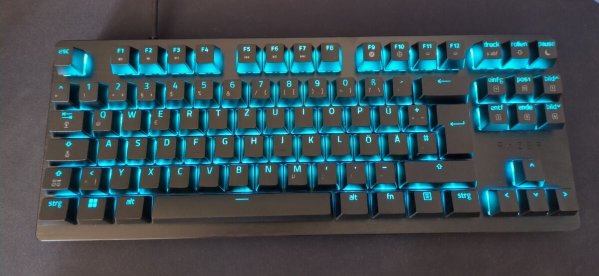 Die Razer Huntsman V3 HE Magnetic TKL mit statischer blauer Beleuchtung